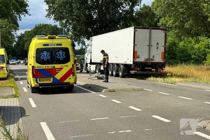 Botsing met vrachtwagen leidt tot zwaargewonde