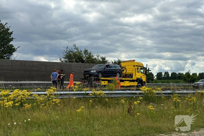 Auto botst tegen lantaarnpaal