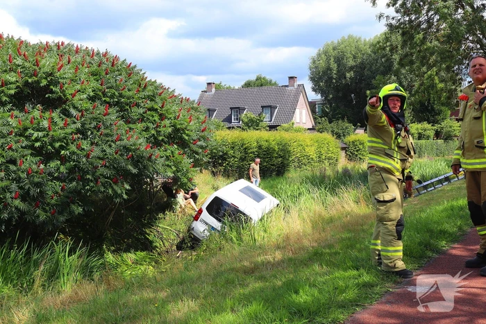 Bestelbus belandt in sloot na botsing