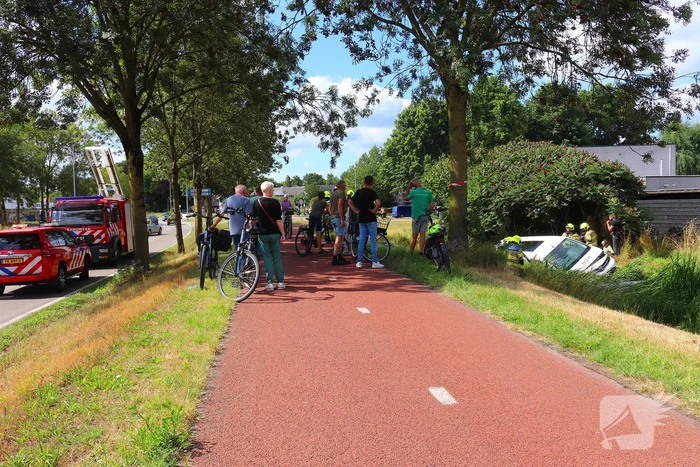 Bestelbus belandt in sloot na botsing