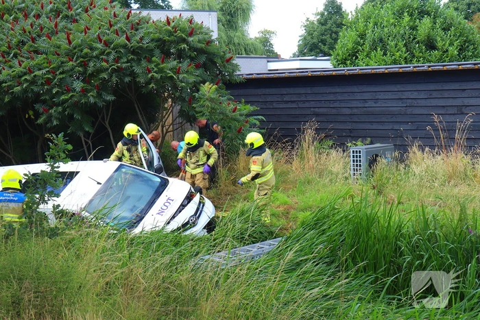 Bestelbus belandt in sloot na botsing