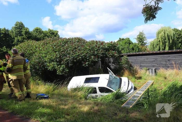 Bestelbus belandt in sloot na botsing