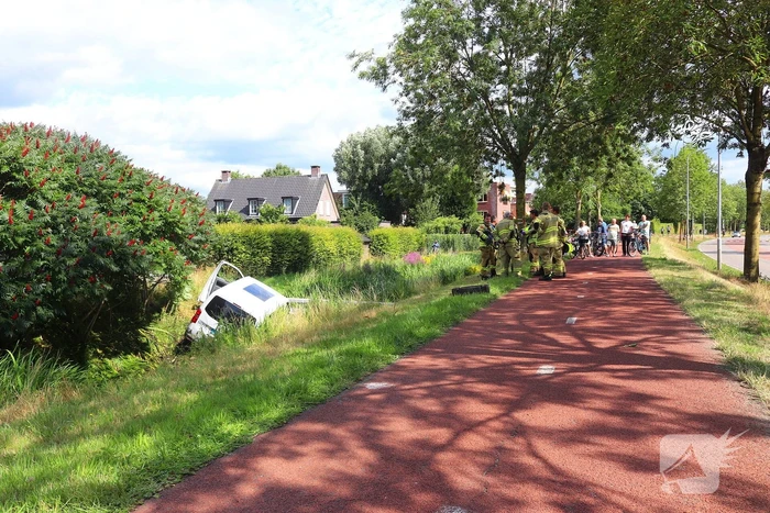 Bestelbus belandt in sloot na botsing