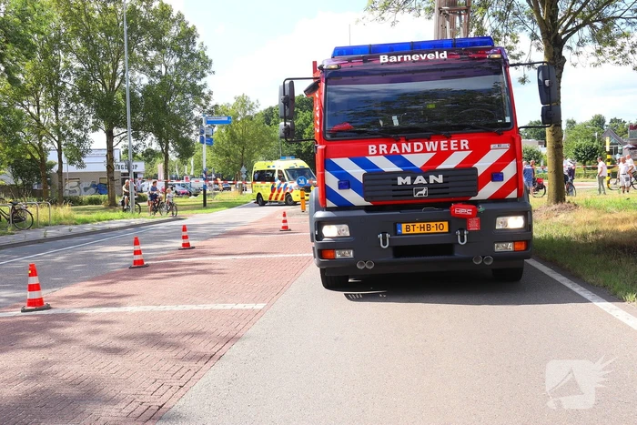 Bestelbus belandt in sloot na botsing