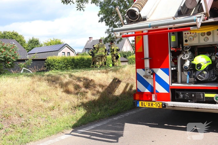 Bestelbus belandt in sloot na botsing
