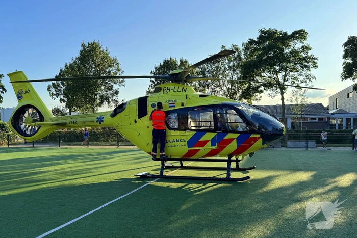 Traumahelikopter landt op voetbalveldje
