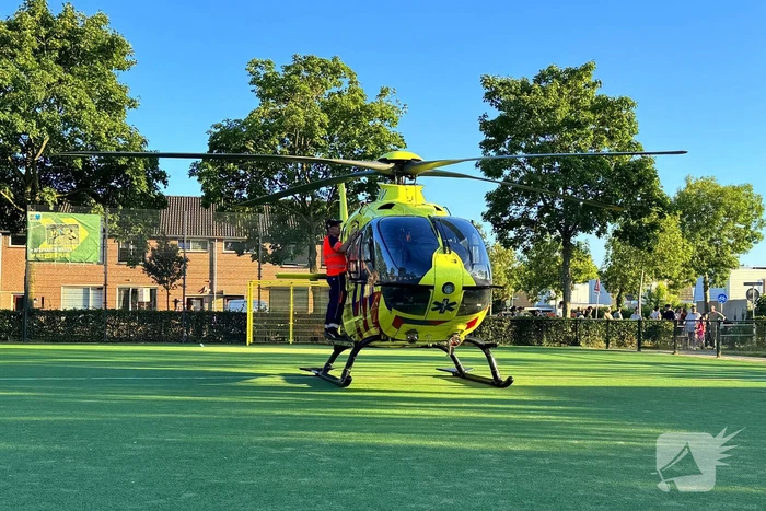 Traumahelikopter landt op voetbalveldje