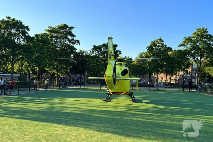 Traumahelikopter landt op voetbalveldje