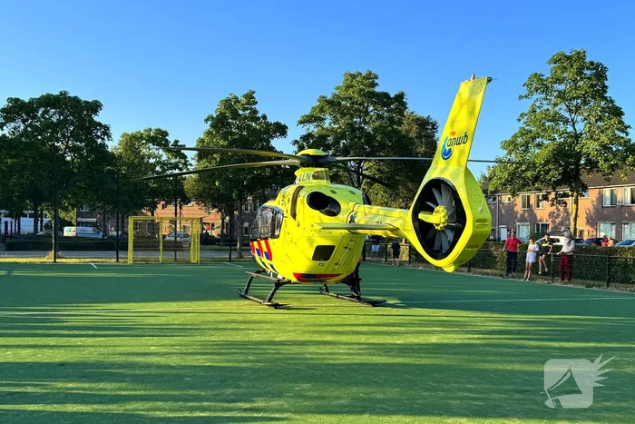 Traumahelikopter landt op voetbalveldje