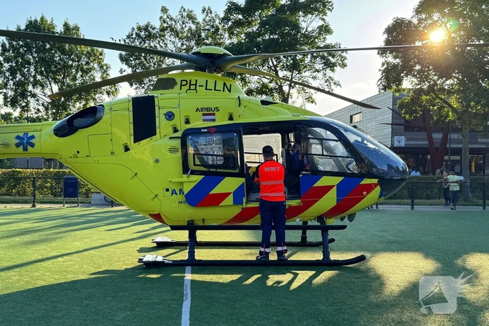 Traumahelikopter landt op voetbalveldje