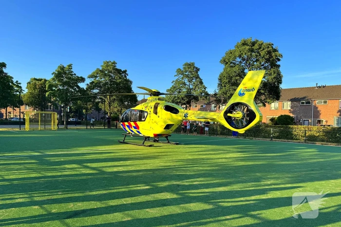Traumahelikopter landt op voetbalveldje