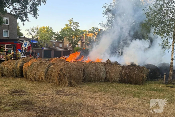 Flink aantal hooibalen in brand