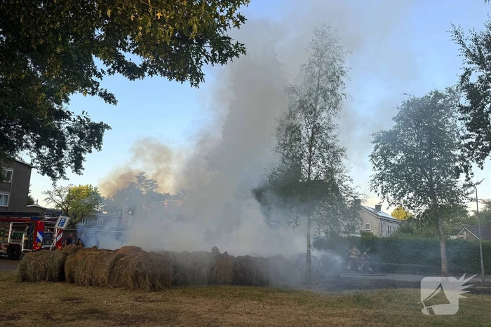 Flink aantal hooibalen in brand
