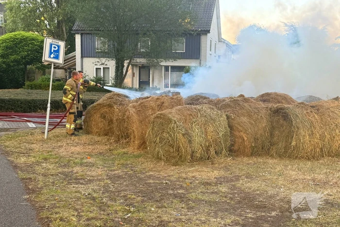 Flink aantal hooibalen in brand