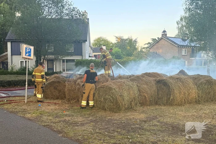 Flink aantal hooibalen in brand