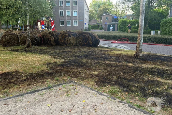 Flink aantal hooibalen in brand