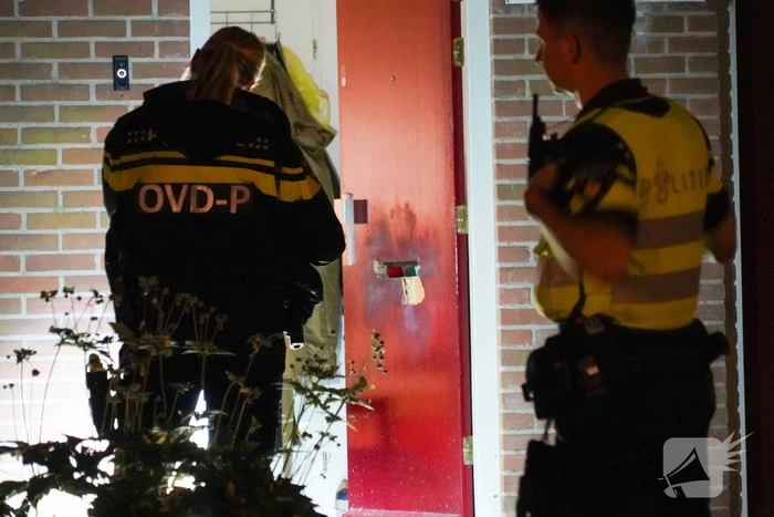 Voordeur van woning beschadigd na explosie