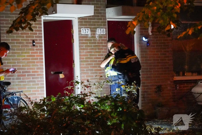 Voordeur van woning beschadigd na explosie