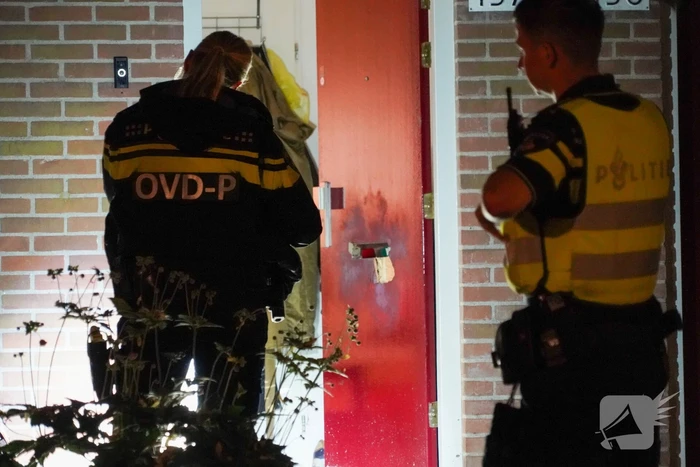 Voordeur van woning beschadigd na explosie