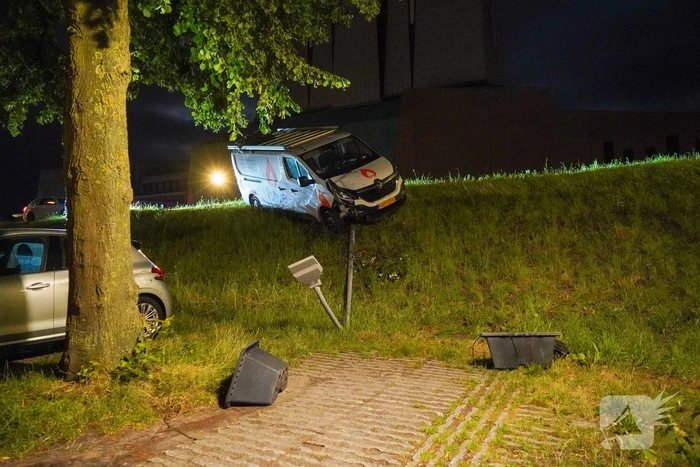 Bus beschadigd door uitwijken