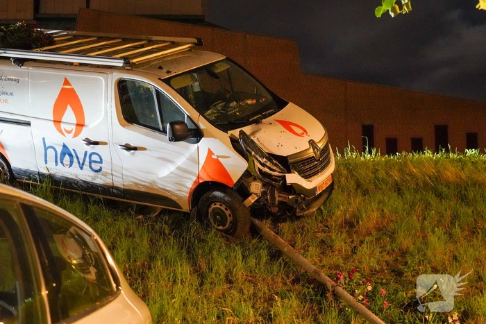 Bus beschadigd door uitwijken