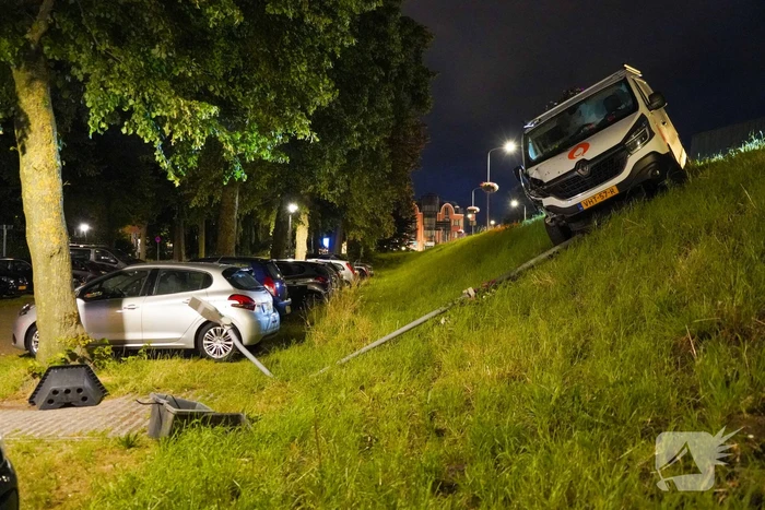 Bus beschadigd door uitwijken