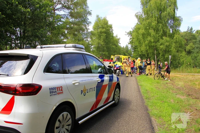 Wielrenner zwaargewond bij aanrijding, zoekactie naar bestuurder