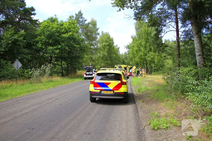 Wielrenner zwaargewond bij aanrijding, zoekactie naar bestuurder
