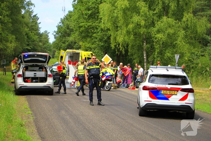 Wielrenner zwaargewond bij aanrijding, zoekactie naar bestuurder