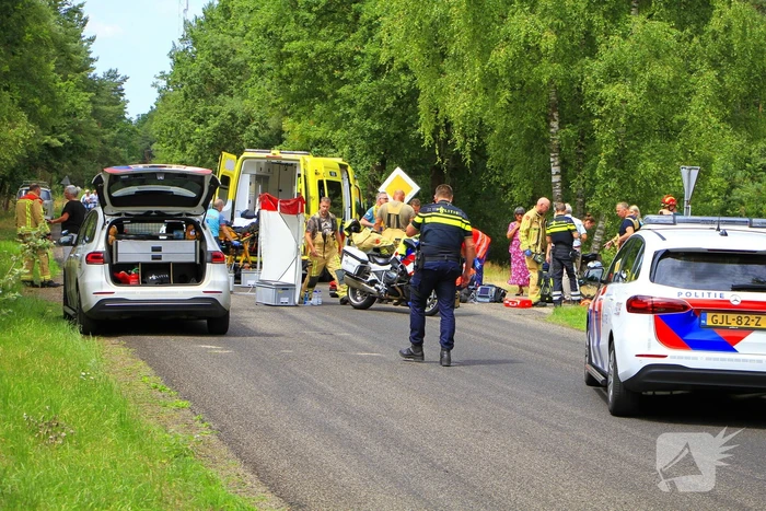 Wielrenner zwaargewond bij aanrijding, zoekactie naar bestuurder