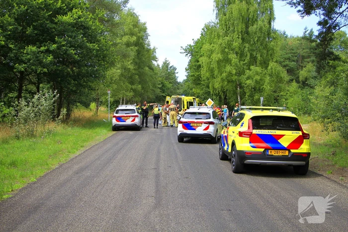 Wielrenner zwaargewond bij aanrijding, zoekactie naar bestuurder