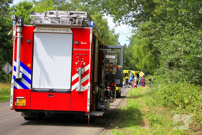 Wielrenner zwaargewond bij aanrijding, zoekactie naar bestuurder
