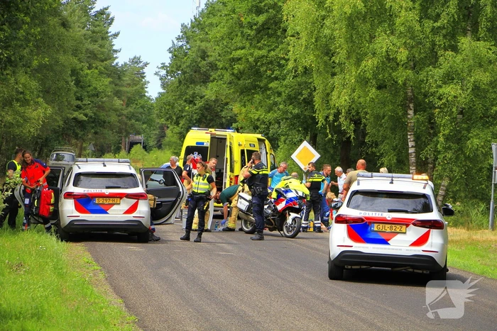 Wielrenner zwaargewond bij aanrijding, zoekactie naar bestuurder