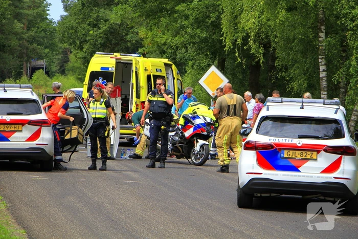 Wielrenner zwaargewond bij aanrijding, zoekactie naar bestuurder