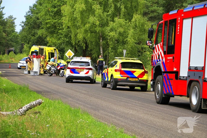 Wielrenner zwaargewond bij aanrijding, zoekactie naar bestuurder
