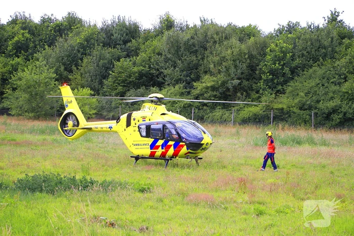 Wielrenner zwaargewond bij aanrijding, zoekactie naar bestuurder