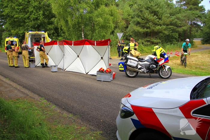 Wielrenner zwaargewond bij aanrijding, zoekactie naar bestuurder
