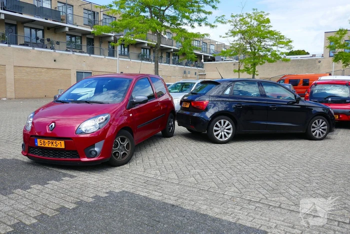 Botsing bij uitrijden op parkeerterrein