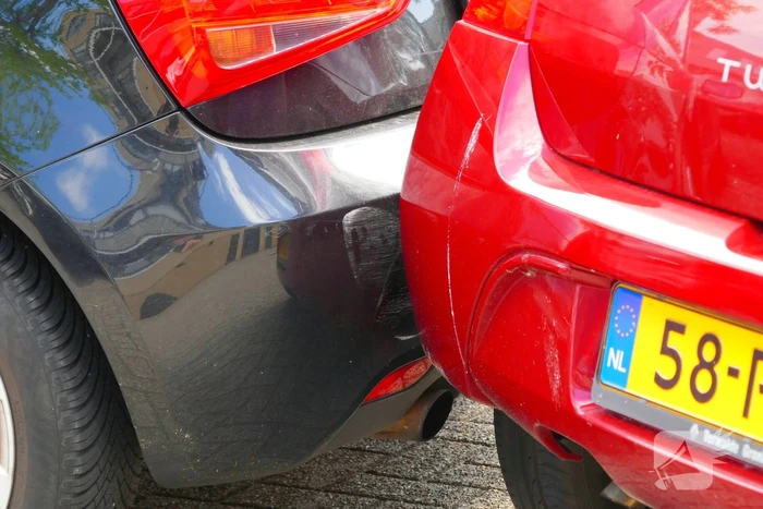Botsing bij uitrijden op parkeerterrein