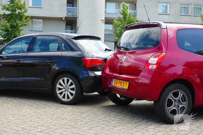 Botsing bij uitrijden op parkeerterrein