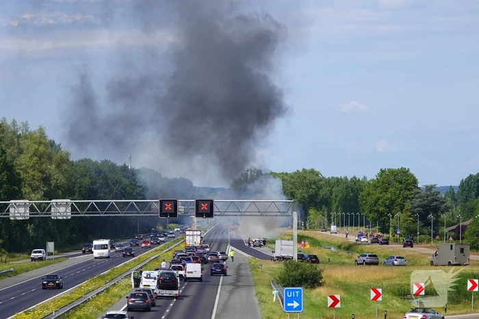 Auto in vlammen, snelweg deels afgesloten