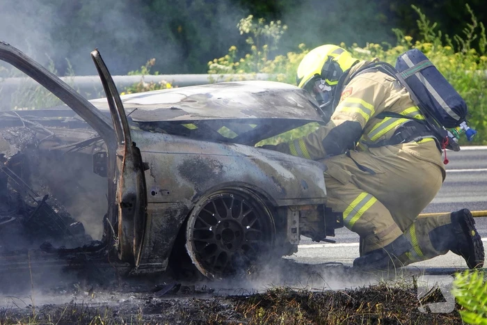 Auto in vlammen, snelweg deels afgesloten
