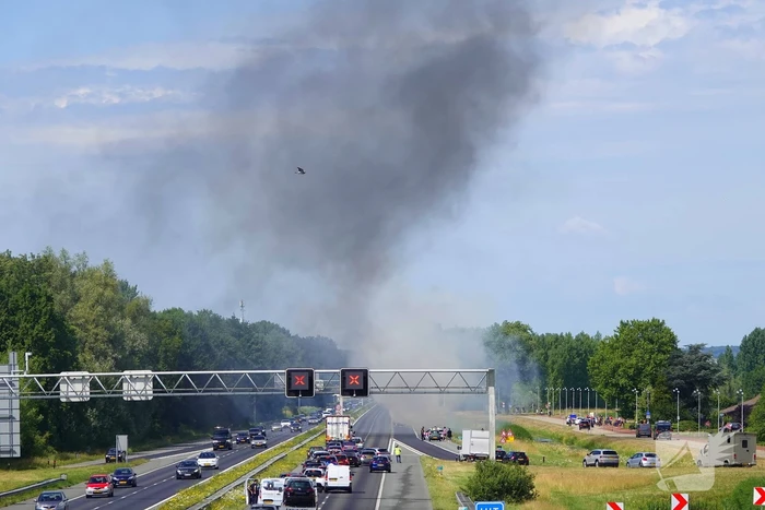 Auto in vlammen, snelweg deels afgesloten