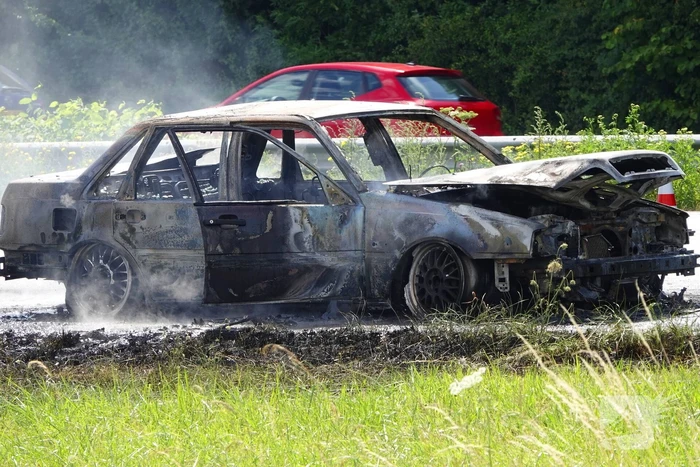 Auto in vlammen, snelweg deels afgesloten