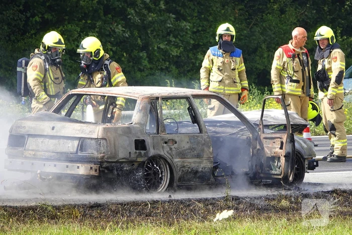 Auto in vlammen, snelweg deels afgesloten