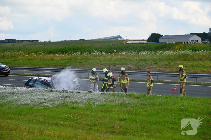 Personenauto vat vlam op snelweg
