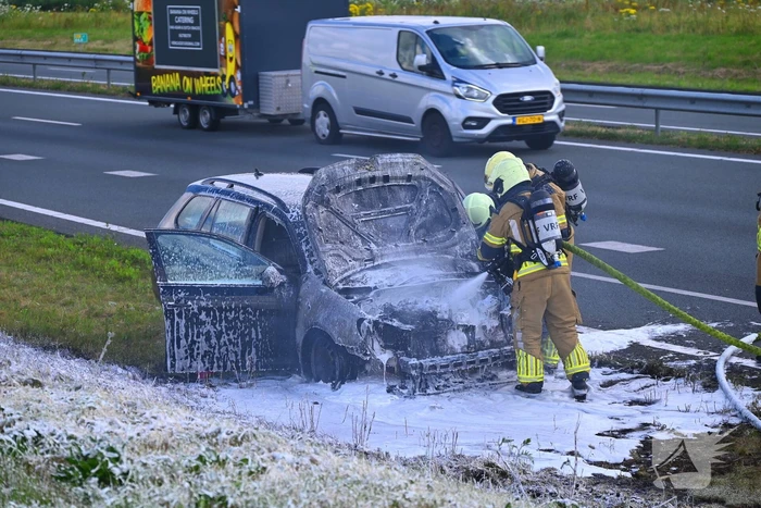 Personenauto vat vlam op snelweg