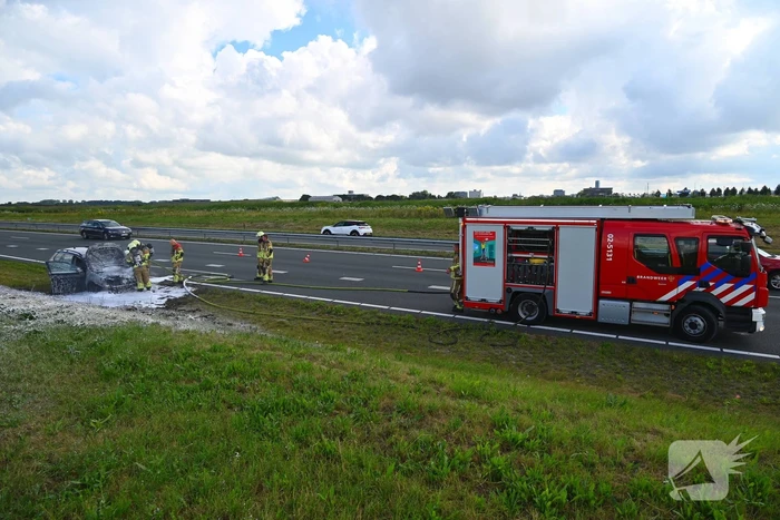 Personenauto vat vlam op snelweg