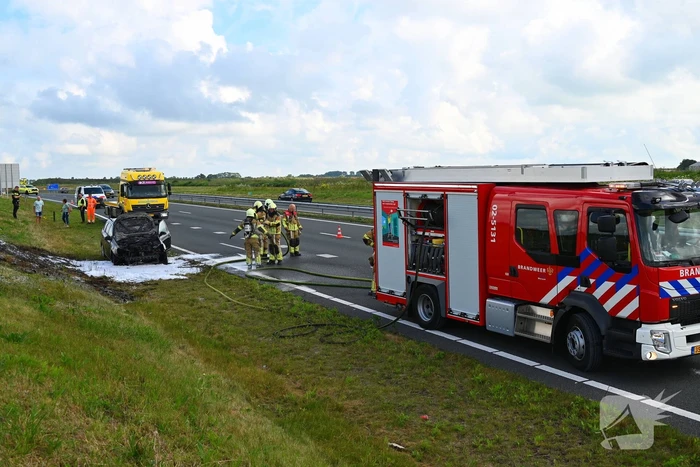 Personenauto vat vlam op snelweg
