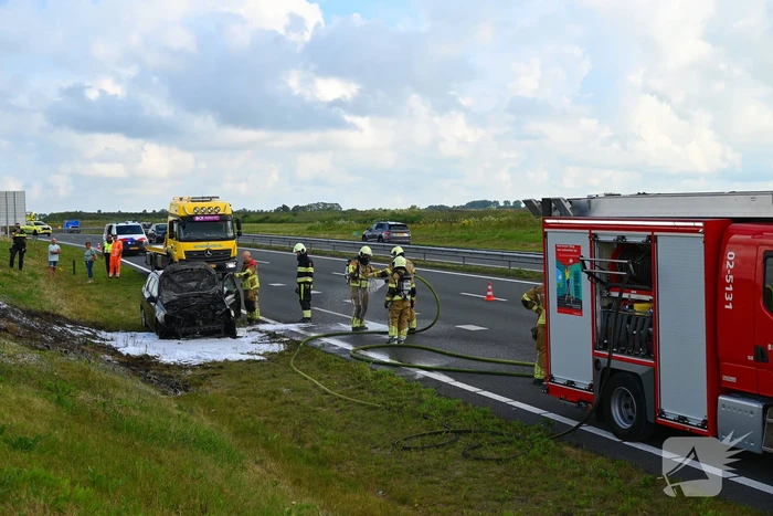 Personenauto vat vlam op snelweg